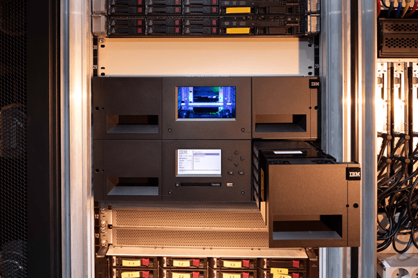 Die IBM TS4300 bietet eine Speicherkapazität bei LTO-8 bis 3,36 Petabyte